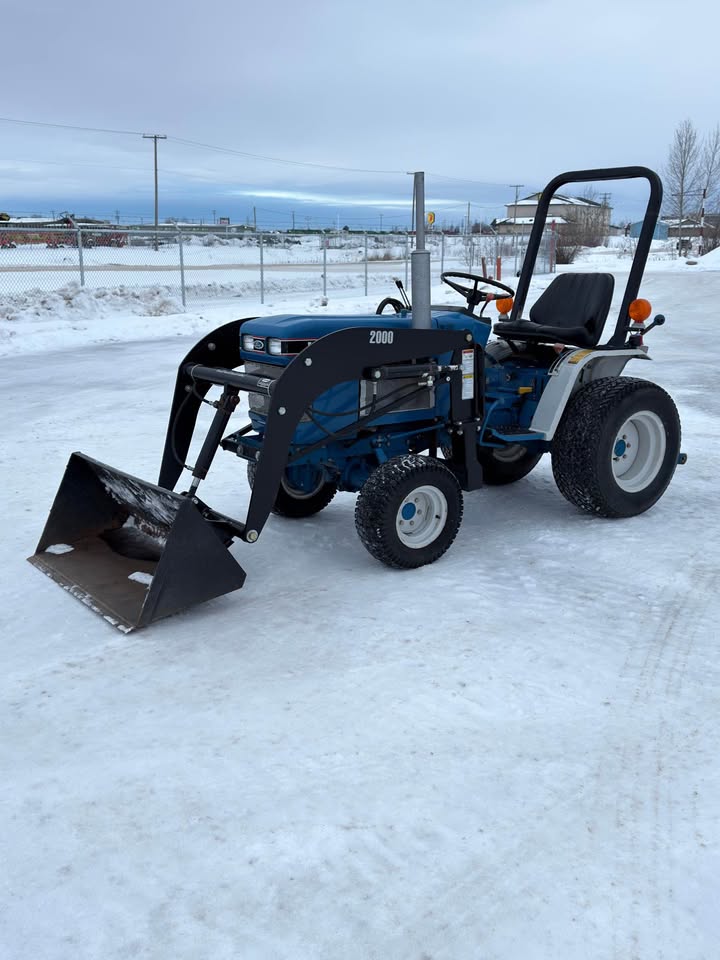1990 Ford 1120 Tractor with Leon Loader