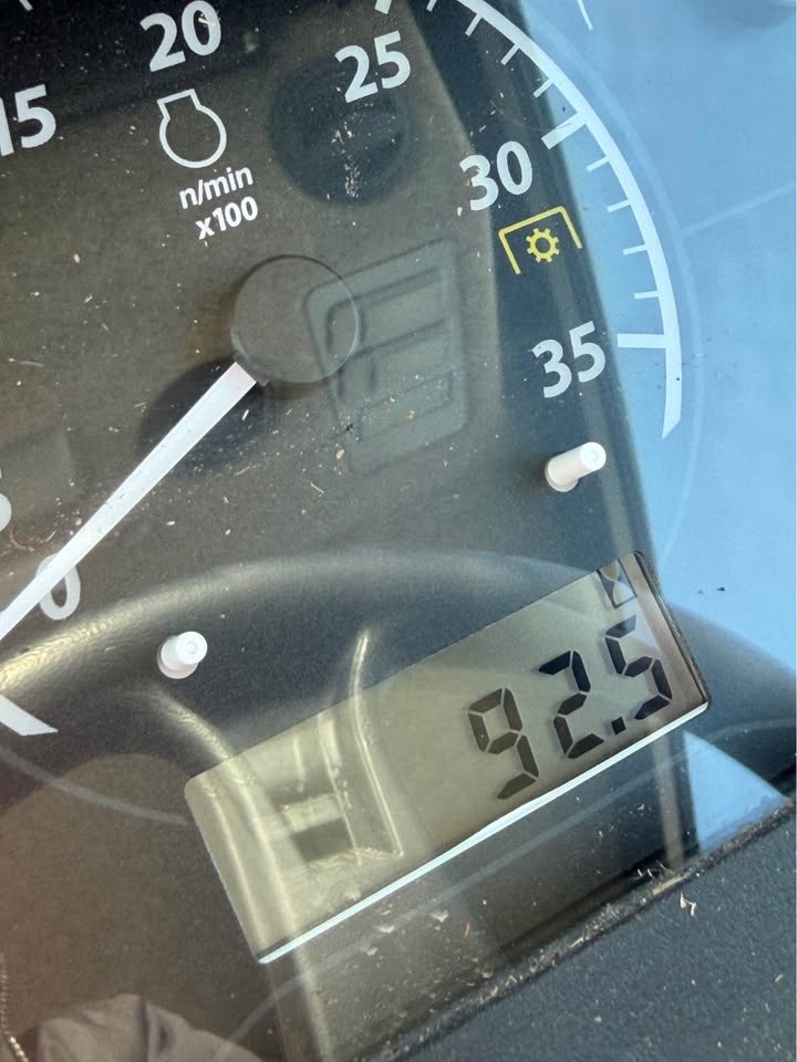 2021 John Deer 2025R Tractor. Fully equipped