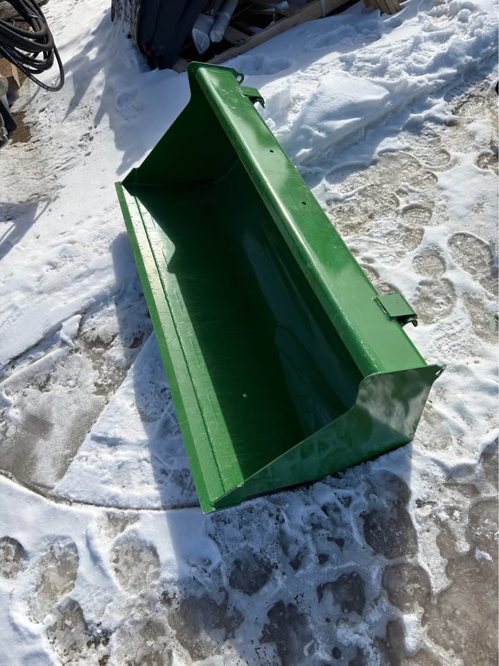 2021 John Deer 2025R Tractor. Fully equipped