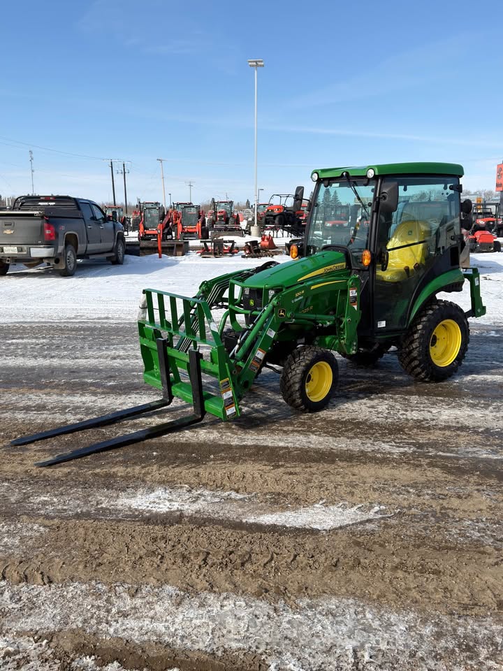 2021 John Deer 2025R Tractor. Fully equipped