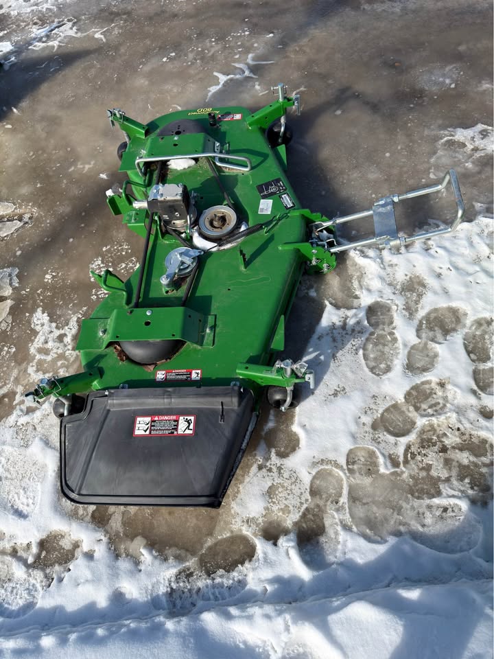 2021 John Deer 2025R Tractor. Fully equipped