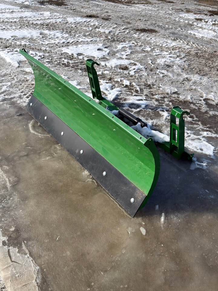 2021 John Deer 2025R Tractor. Fully equipped