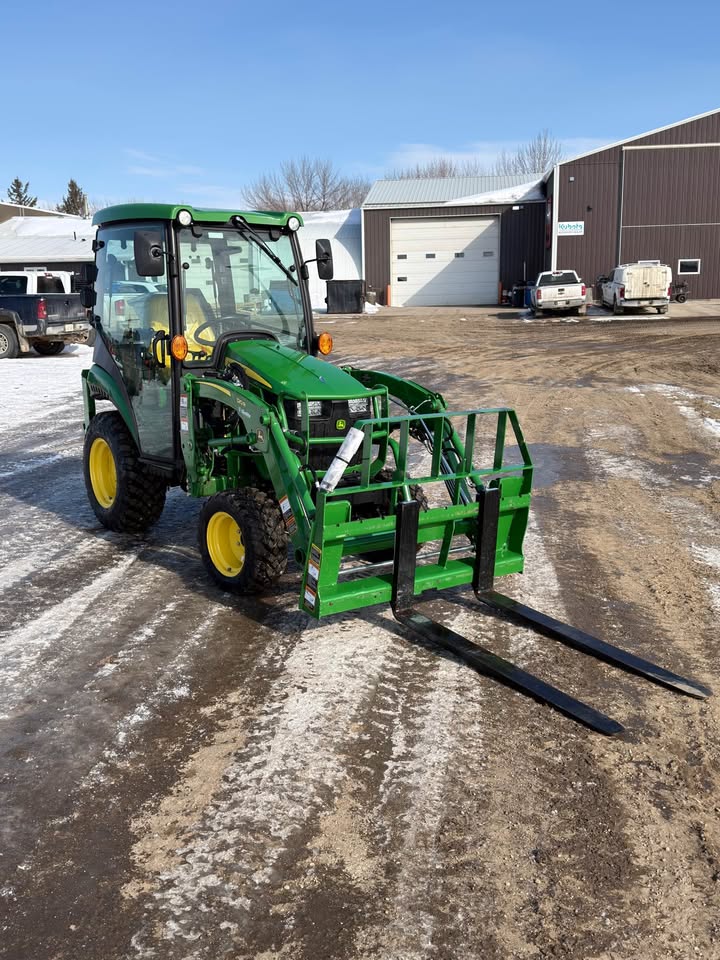 2021 John Deer 2025R Tractor. Fully equipped