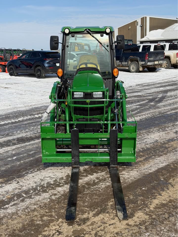 2021 John Deer 2025R Tractor. Fully equipped