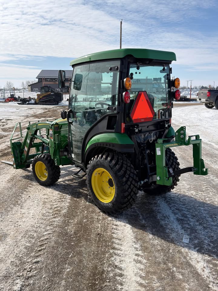 2021 John Deer 2025R Tractor. Fully equipped