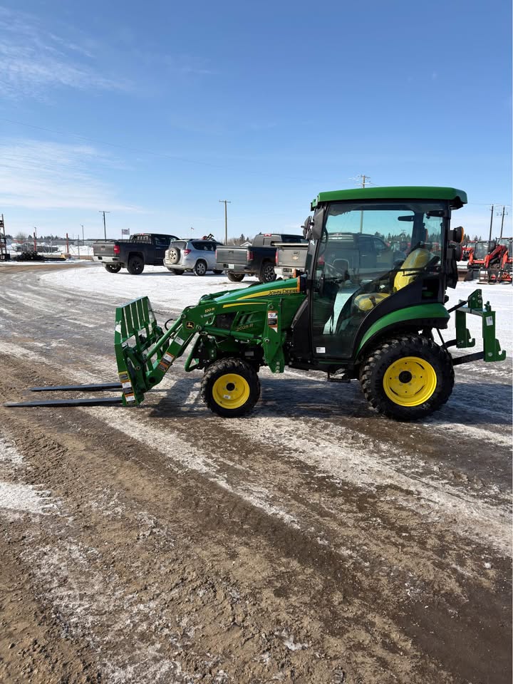 2021 John Deer 2025R Tractor. Fully equipped