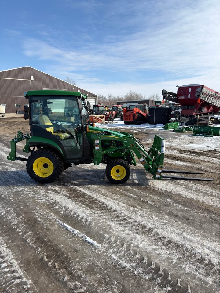 2021 John Deer 2025R Tractor. Fully equipped