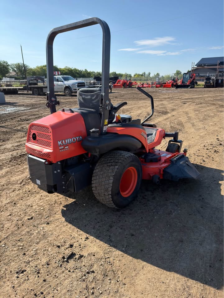 2011 Kubota ZD331 zero-turn mower