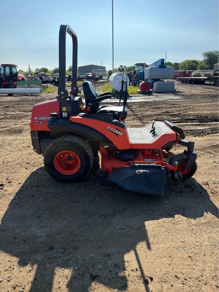 2011 Kubota ZD331 zero-turn mower