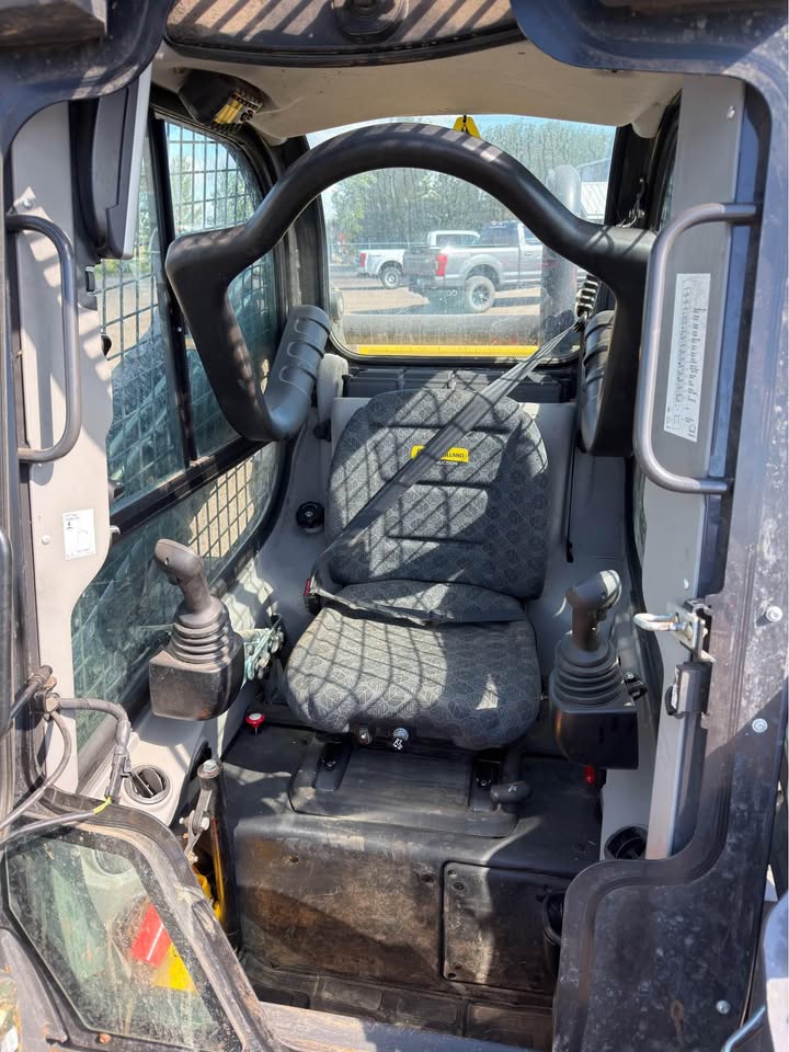 2021 New Holland c337 compact track loader
