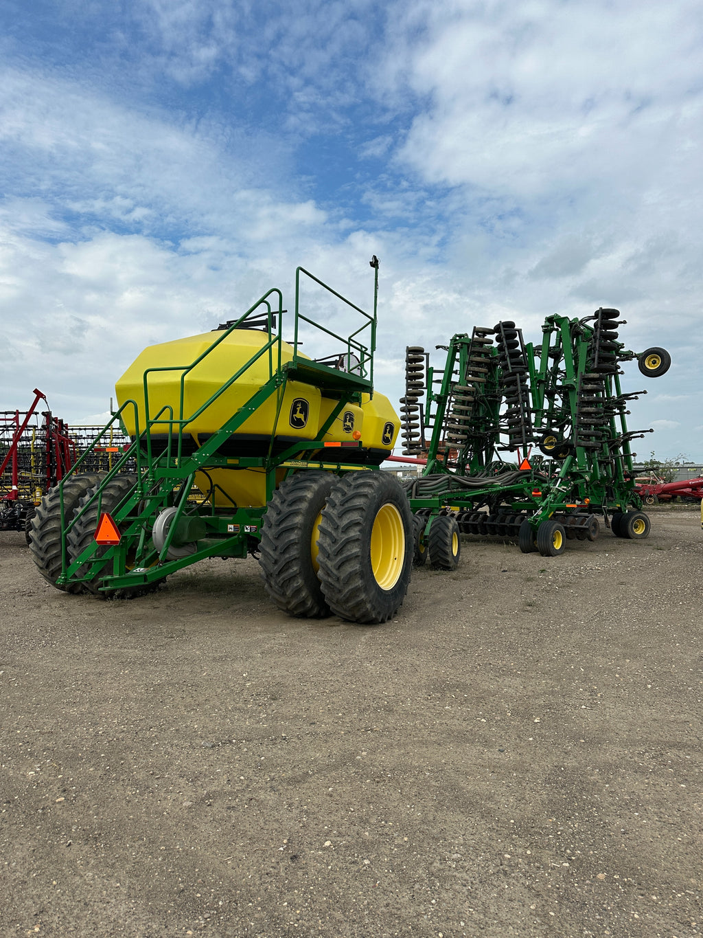 John Deere 1830 Air Seeder w/1910 Air Tank