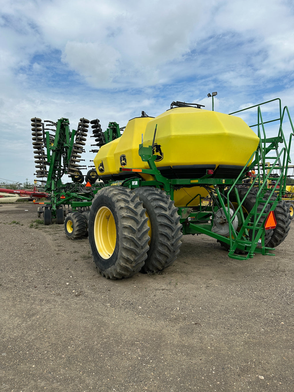 John Deere 1830 Air Seeder w/1910 Air Tank