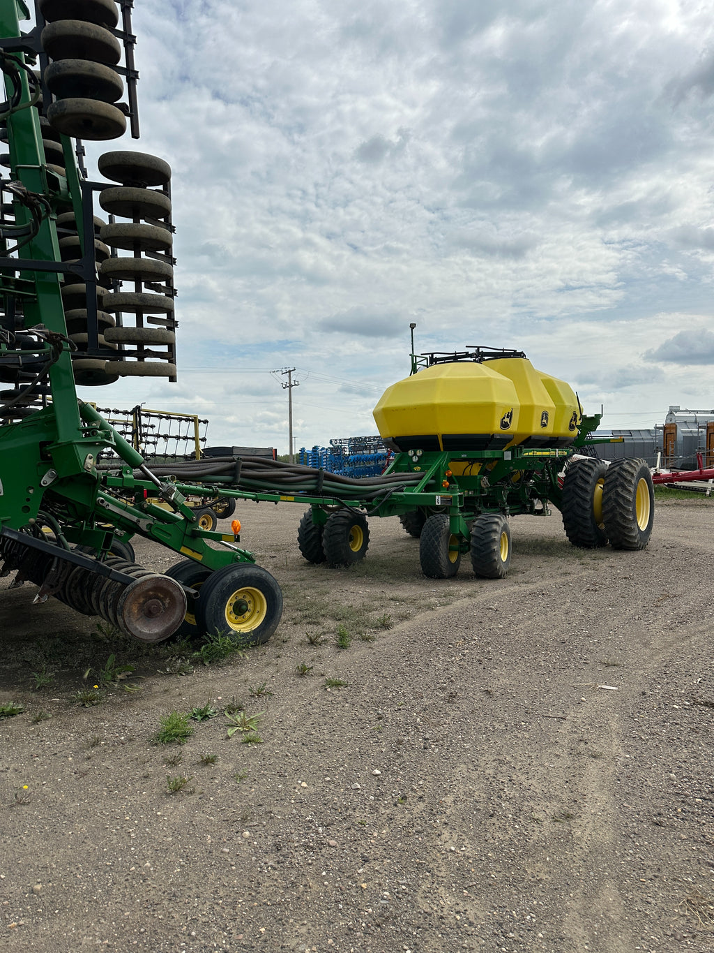 John Deere 1830 Air Seeder w/1910 Air Tank